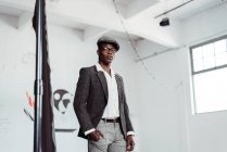 Elegante uomo nero in posa in studio — Foto stock