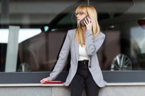 Geschäftsfrau telefoniert — Stockfoto