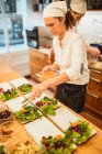 Donna che serve piatti con spuntini vegani — Foto stock