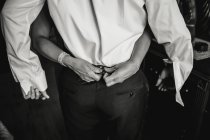 Pantalon boutonnage mains noir et blanc pour homme élégant. — Photo de stock
