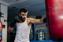 Homme sac de boxe dans la salle de gym — Photo de stock