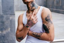 Модный хипстер с красочными татуировками — стоковое фото