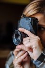 Женщина фотографируется с фотокамерой — стоковое фото