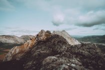 Sommet rocheux sur la chaîne de montagnes — Photo de stock