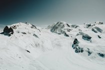 Snowy mountain peaks — Stock Photo