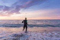 Triatleta che corre in mare — Foto stock