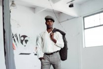 Чорний чоловік позує в студії — стокове фото