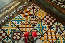 Близкие детали женских ног на живописном полу — стоковое фото