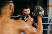 Hommes entraînement et boxe — Photo de stock