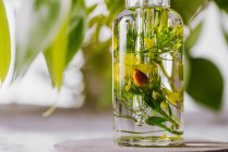 Olio essenziale con fiori ed erbe aromatiche — Foto stock