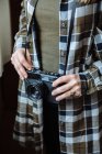 Donna con fotocamera vintage — Foto stock