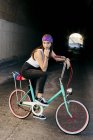 Mulher de pé com bicicleta — Fotografia de Stock
