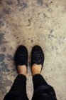 Female feet in shoes on shabby floor — Stock Photo