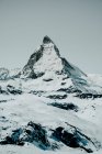 Pico alto cubierto de nieve - foto de stock