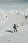 Людина сноуборд на сніжному схилі — стокове фото