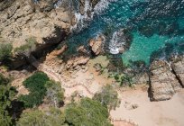 Spiaggia rocciosa con acqua turchese — Foto stock