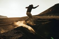 Чоловік стрибає на сухій землі — стокове фото