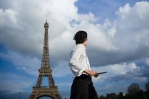 Chef japonés con cuchillos delante de la Torre Eiffel en París - foto de stock