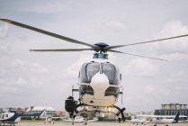 Elicottero che vola da terra di base in città — Foto stock