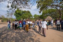 ANGOLA - ÁFRICA - 5 DE ABRIL DE 2018 - Povo africano em pé na rua da aldeia e mostrando um gesto de saudação com as mãos — Fotografia de Stock