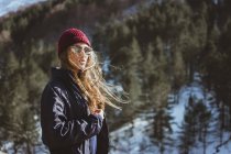 Жінка насолоджується сонцем в горах взимку — стокове фото