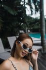 Портрет молодой женщины в стильных солнцезащитных очках у бассейна — стоковое фото