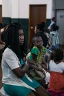 ANGOLA - ÁFRICA - 5 de abril de 2018 - Niños africanos sentados en el banquillo y mirando a la cámara - foto de stock