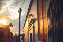 Abendsonnenbeleuchtung über der Straße mit traditionellem Gebäude, Oaxaca, Mexiko — Stockfoto
