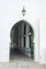 Typical arabic open entrance door with arch, Morocco — Stock Photo