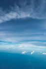 Вид на білі хмари в блакитному небі зверху — стокове фото
