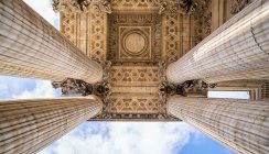 PARIS, FRANCE - 13 MARS 2108 : Panthéon et Jardin du Luxembourg à Paris, France — Photo de stock