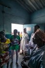 ANGOLA - ÁFRICA - 5 de abril de 2018 - Mujeres negras saliendo de la clínica - foto de stock