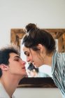Jeune couple embrasser avec miroir sur fond — Photo de stock