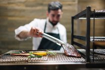 Шеф-кухар готує яловичину в ресторані — стокове фото
