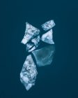 Зверху шматочки танення льоду, що плаває у блакитній воді . — стокове фото