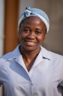 ANGOLA - AFRICA - 5 APRILE 2018 - Ritratto di donna nera con copricapo blu — Foto stock