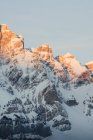 Weiße schneebedeckte Berge mit Sonnenstrahlen in der Natur, Valle de tena, Spanien — Stockfoto