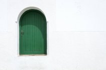 Típica puerta de ventana verde árabe con arco, Marruecos - foto de stock