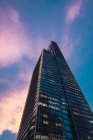 Torre de escritório moderno com céu dramático no fundo, Singapura — Fotografia de Stock
