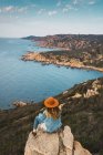 Frau auf Felsen am Meer und Blick auf Aussicht — Stockfoto