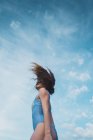 Jovem alegre em maiô azul em pé contra o céu azul — Fotografia de Stock