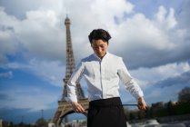 Японский шеф-повар в униформе стоит перед Эйфелевой башней в Париже — стоковое фото