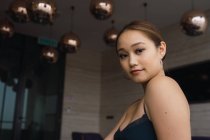 Портрет молодой азиатки в современной квартире — стоковое фото