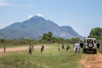 Ангола - Африка - 5 квітня 2018 - африканським дітям працює на зелений луг та гри у футбол — стокове фото