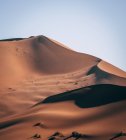 Düne an sonnigen Tagen in der Wüste Namibias — Stockfoto