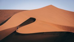 Duna en día soleado en el desierto de Namibia - foto de stock