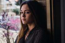 Портрет Мрійливої молодої жінки, що стоїть на балконі — стокове фото