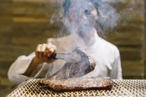 Chef preparando carne assada em restaurante — Fotografia de Stock