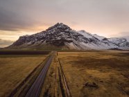 Асфальтовая дорога в природе с облаками и горами, Исландия — стоковое фото