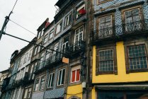 Пошарпаний синій і жовтий кольорові будівлі на вулиці з Старого міста порту, Португалія — стокове фото